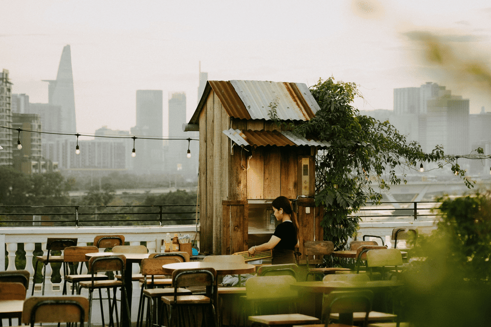 The space at Chang Vang Rooftop breathes vintage charm, where every wooden piece, warm light, and timeworn chair tells its own emotional story (Source: Chạng Vạng Rooftop)